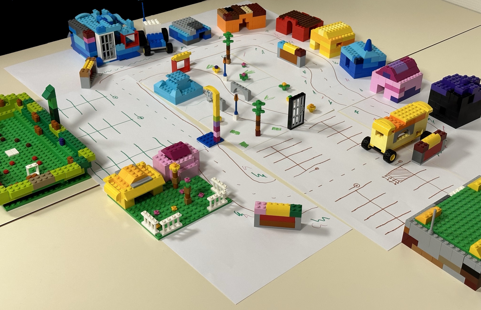 Atelier Lego for Scrum avec maquettes, routes et constructions réalisées en session.